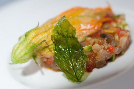 Caponata glacée, fleur de courgette farcie au homard