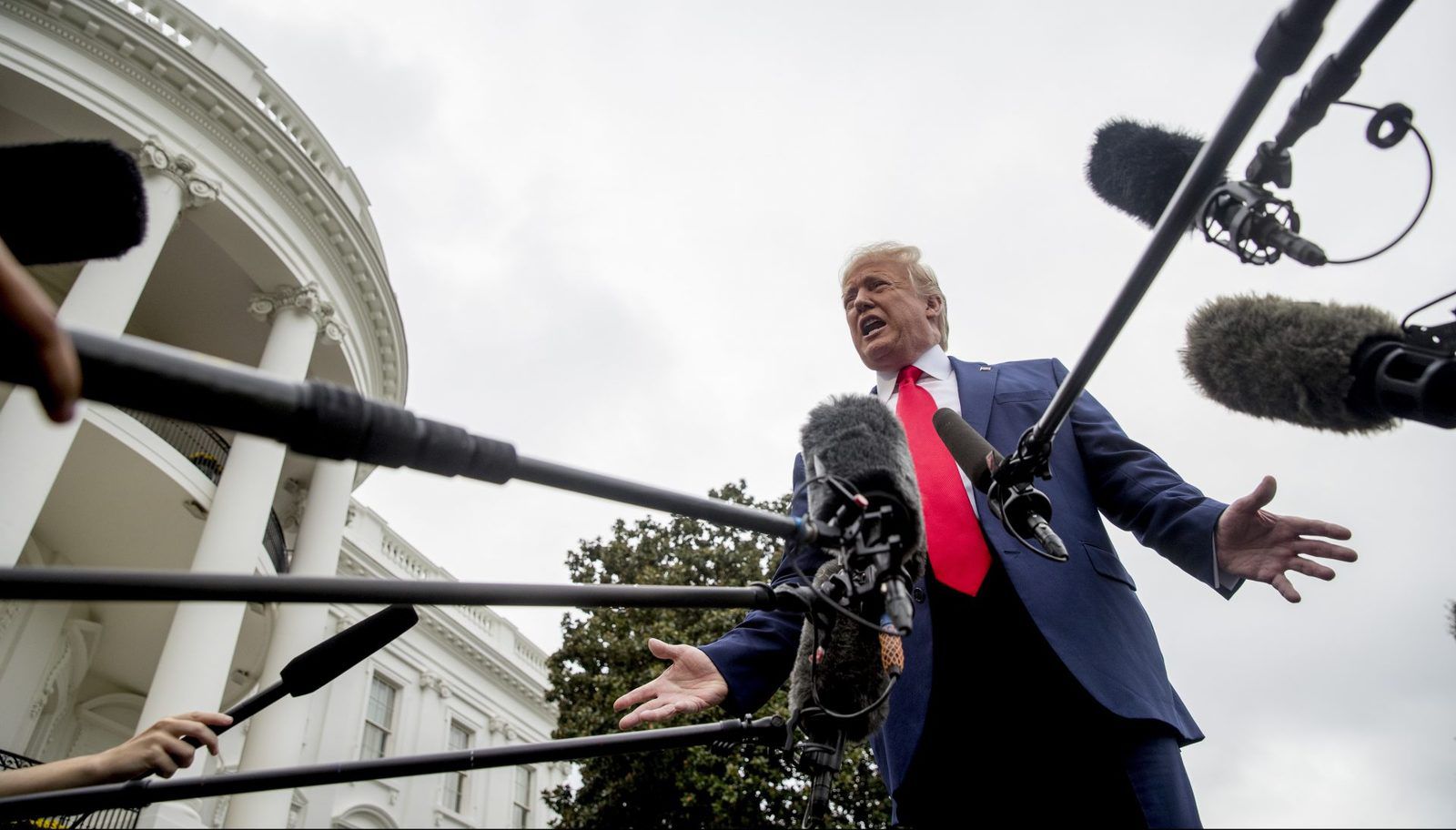 Illustration : Le président Donald Trump s'adresse aux médias sur la pelouse sud de la Maison Blanche à Washington, le jeudi 3 octobre 2019 - Andrew Harnik / AP Photo