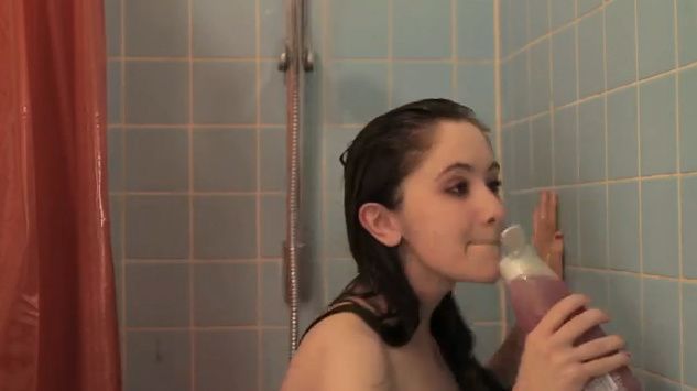 Une jeune chante sous la douche, astuces shampoing
