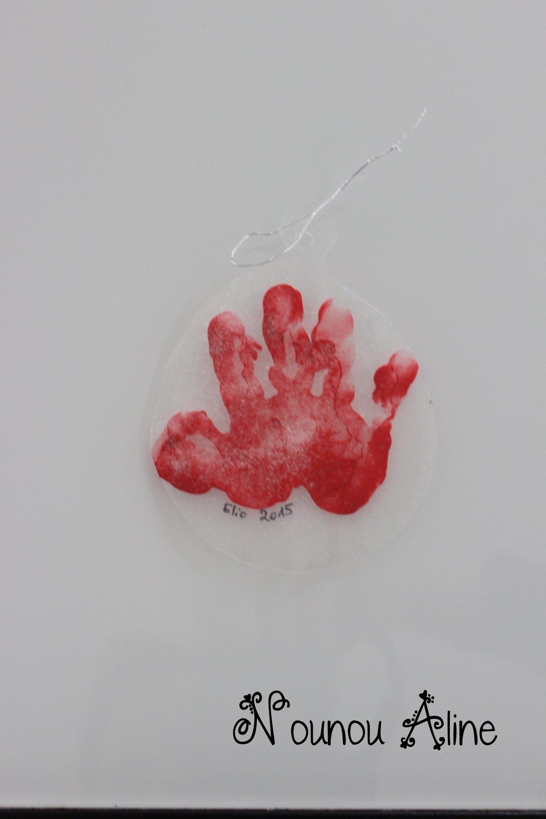 Empreinte de mains en boule de noel - Nounou Aline
