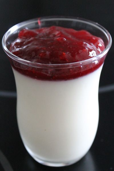 Panna cotta saveur citron et confiture de framboise