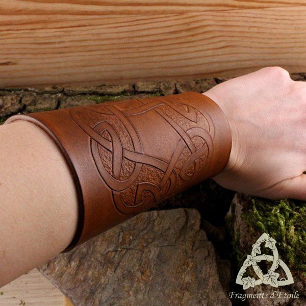 Le canon d'avant-bras Tarmael en cuir repoussé : un bracelet large homme ou  femme pour un look médiéval rock - Fragments d'étoile
