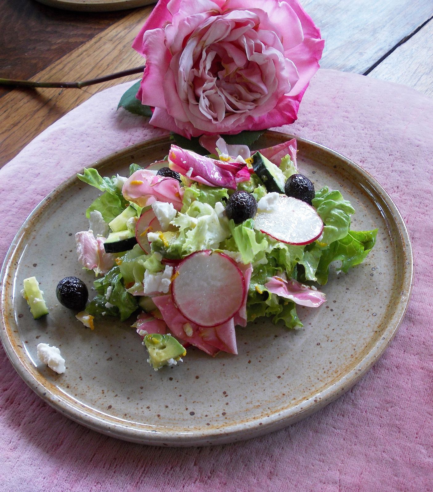 Salade de rose à la feta et au curcuma frais