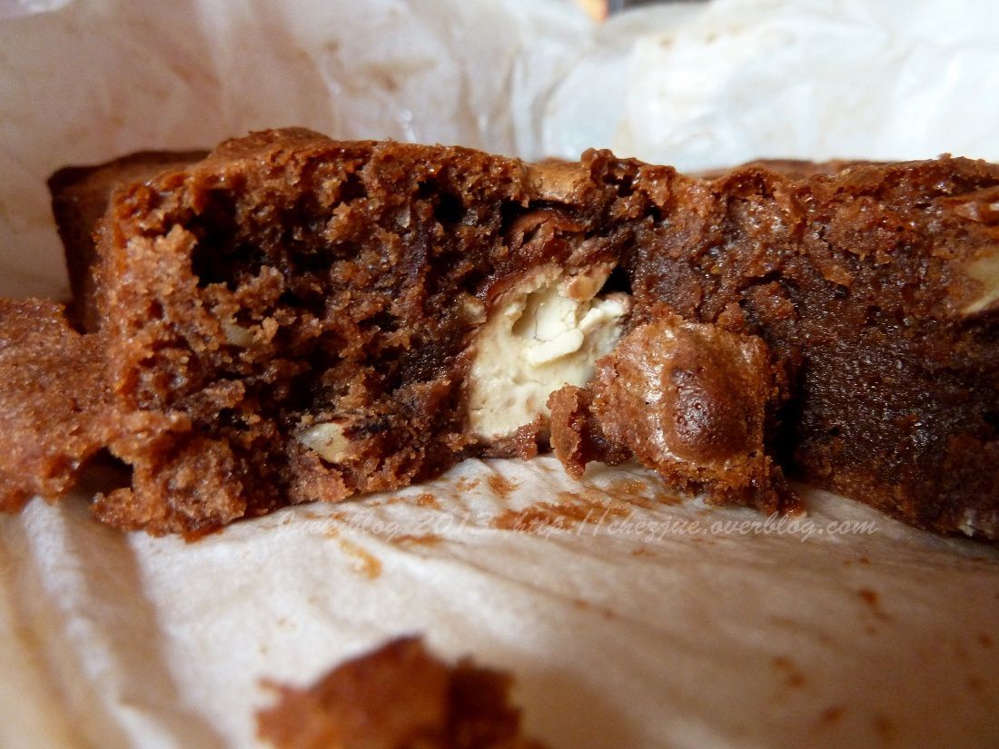 Brownie bien gourmand, chocobons et noisettes.
