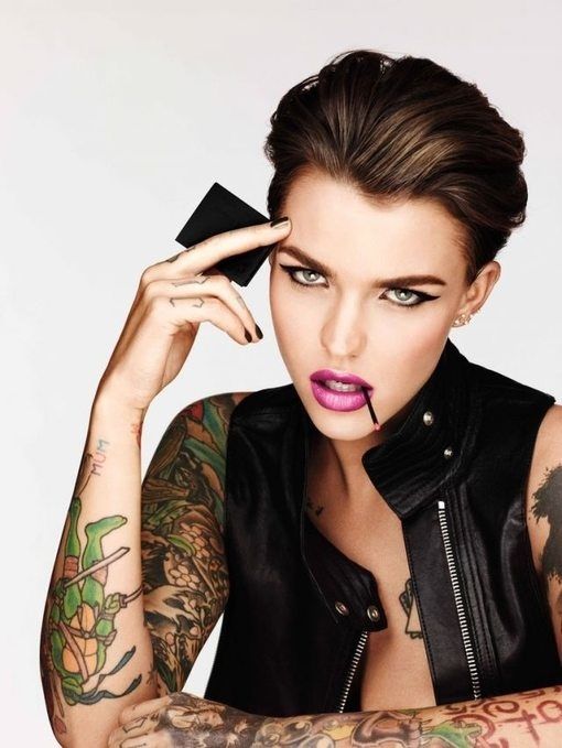 Urban Decay choisie Ruby Rose comme ambassadrice