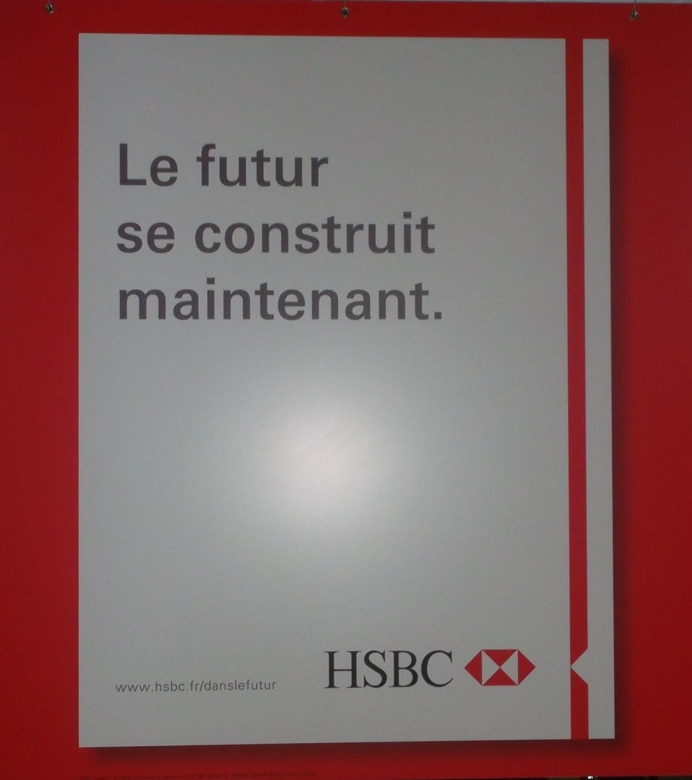 Publicité stupide de la Banque britannique HSBC: Acte 6 - "Le futur de construit maintenant" . Oui? et alors? Il font quoi chez HSBC pour construire le futur? 