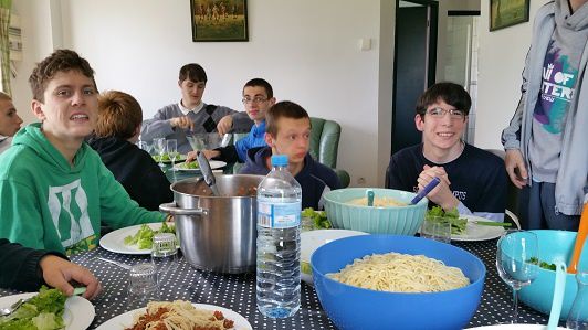 Aménagement dans notre gite et préparation du repas avec les jeunes