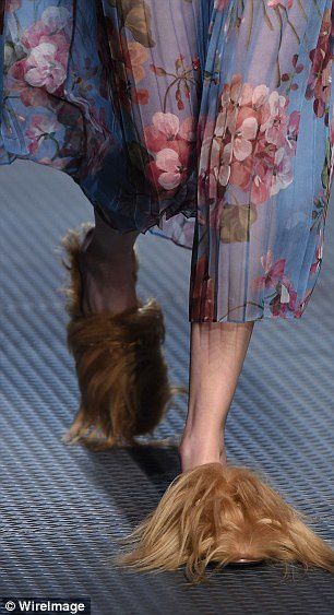 A la Fashion Week de MIlan, le défilé Gucci et ses filles en chaussons poilus