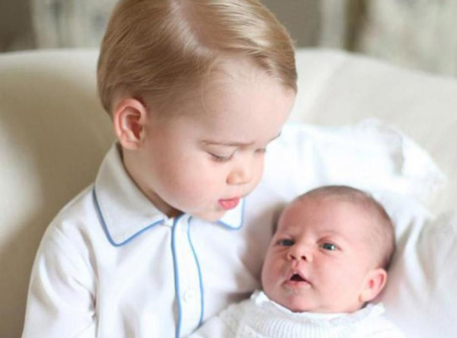 Baby George et Charlotte de Cambridge, un mois déjà