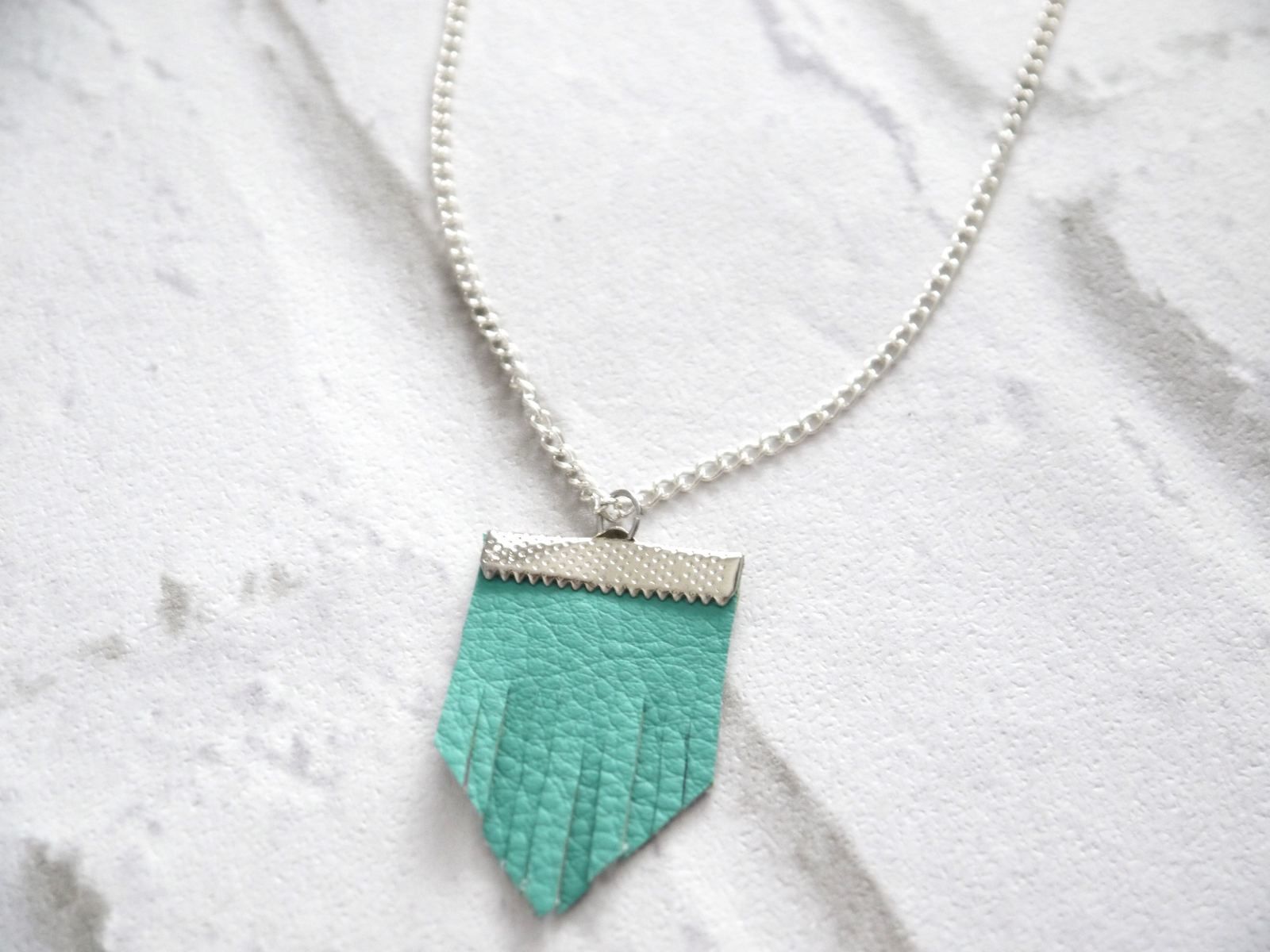 Collier en simili cuir - DIY