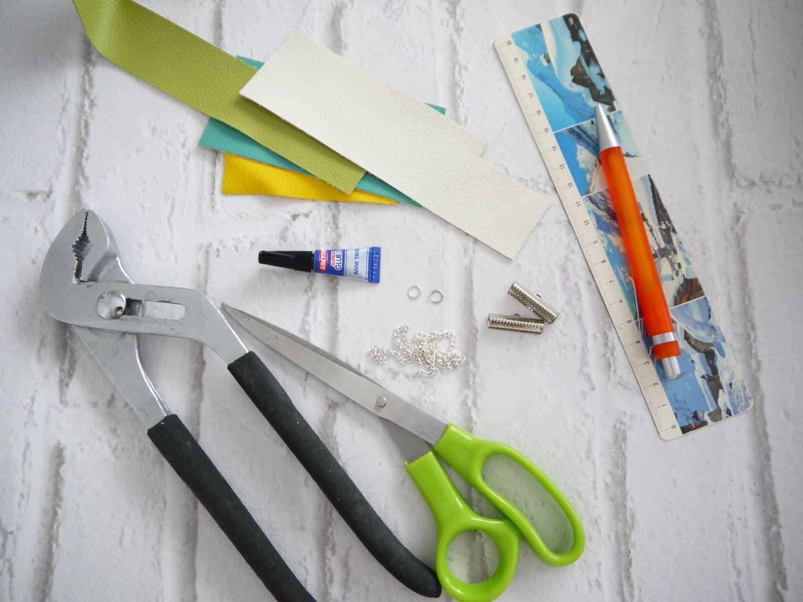 Tuto Réaliser un collier en simili cuir, par Adeline