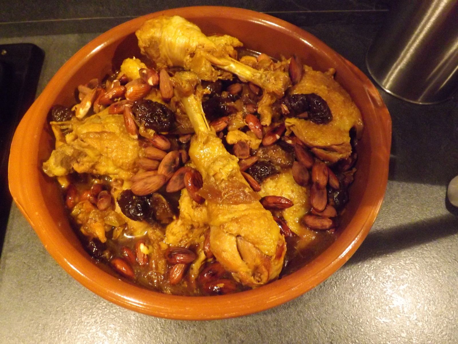 Tajine de poulet aux pruneaux, abricots ,amandes, figues et safran