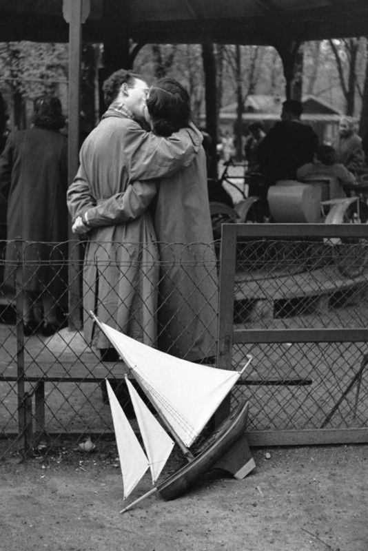 « Le seul vrai langage au monde est un baiser. » Alfred de Musset (Photo Edouard Boubat 1952)