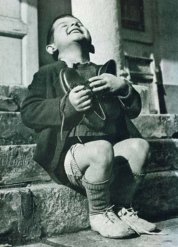 Un garçon autrichien reçoit de nouvelles chaussures durant la Seconde Guerre mondiale