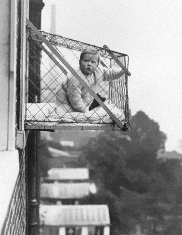 Une cage pour bébé utilisée pour lui donner suffisamment de lumière naturelle et d’air quand on vit en appartement, en 1937 