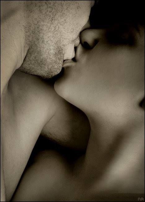 &quot;Un seul baiser peut réveiller plus d'émotion et de plaisir qu'une longue déclaration d'amour.&quot; Jacques Salomé