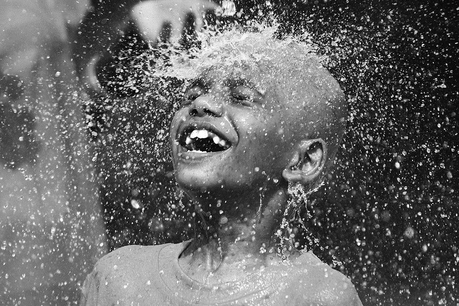 Un Eclat De Rire C Est Une Poussiere De Joie Qui Fait Eternuer Le Cœur Humour Actualites Citations Et Images