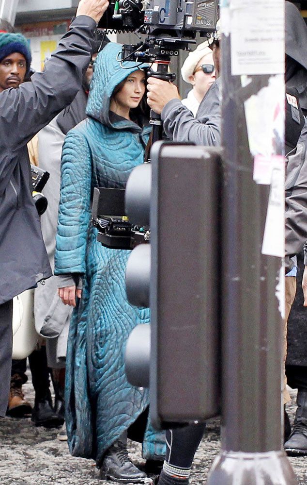 Jennifer Lawrence (Katniss) am Set