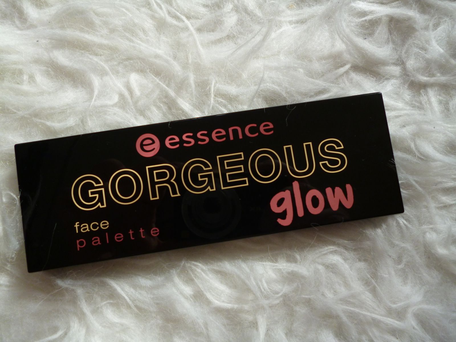 Review: essence Gorgeous Glow Face Palette