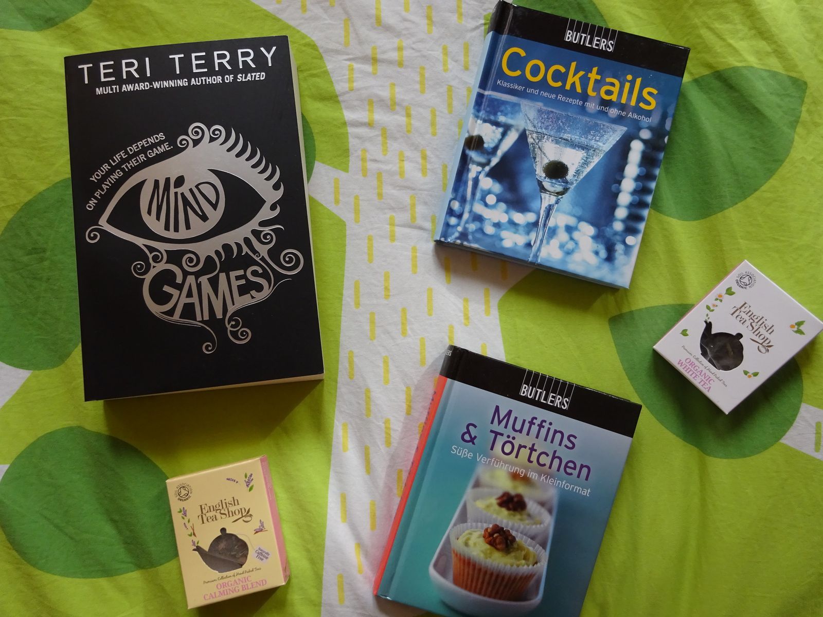 "Mindgames" von Teri Terry, was ich schon sehr lange lesen will; dann noch zwei Kochbücher und Tee