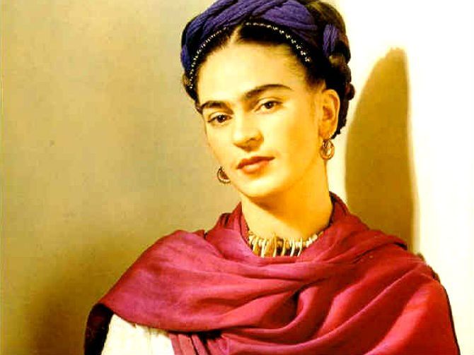 Pourquoi ne pas tester la coiffure de frida Kahlo? 