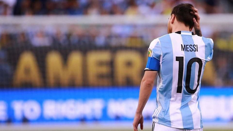 Leo Messi : “La sélection, c'est terminé pour moi”  / Leo Messi : &quot;Para mí la selección argentina se ha acabado&quot; / Leo Messi : “Per a mi la selecció argentina s’ha acabat” / Leo Messi says his days with the Argentina national team are over.