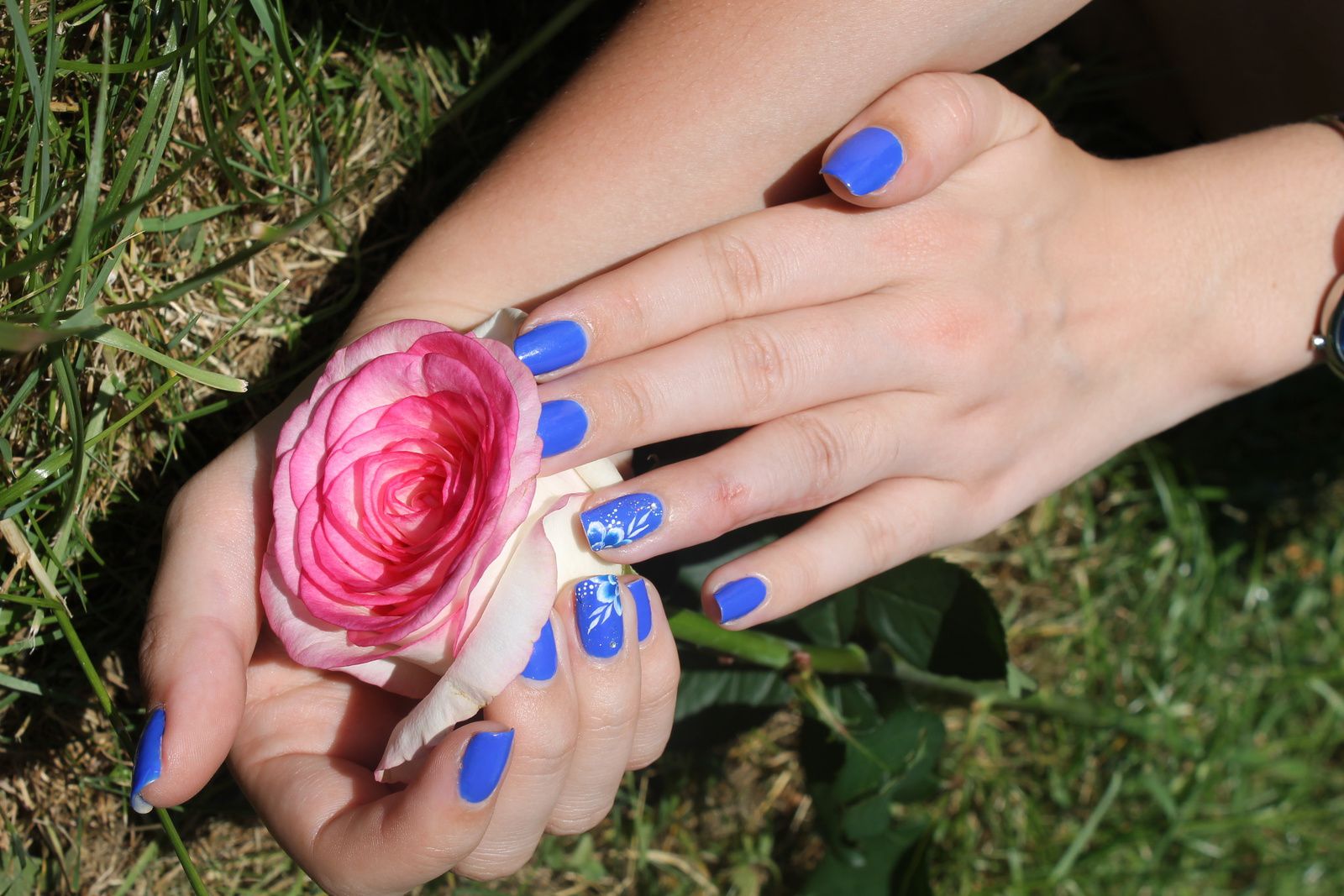 *attention, pluie de photo de mon nail art, avec ma jolie rose offerte par mon chéri*