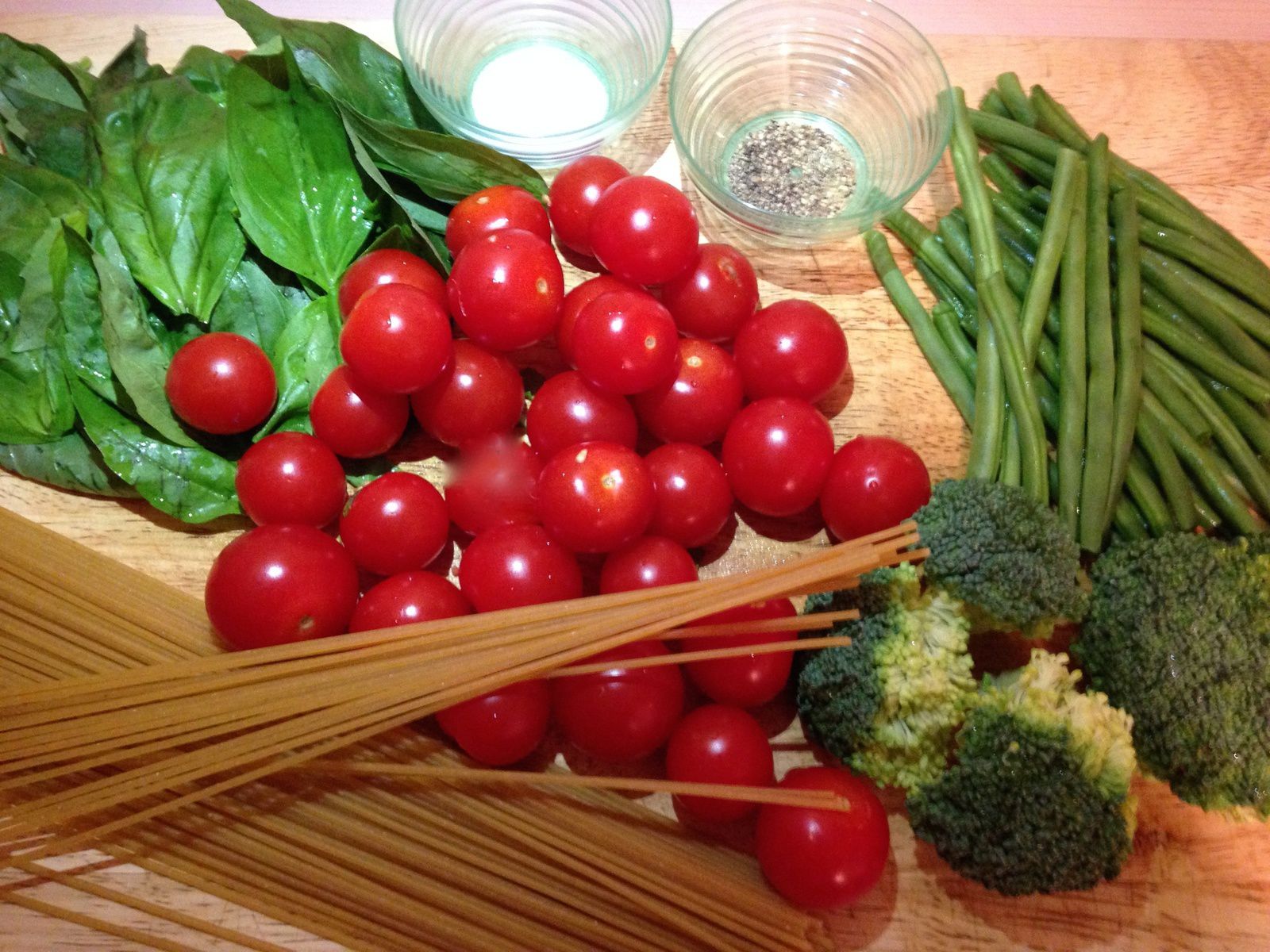Idée repas : spaghettis aux brocolis et sa salade de tomates cerises, basilic