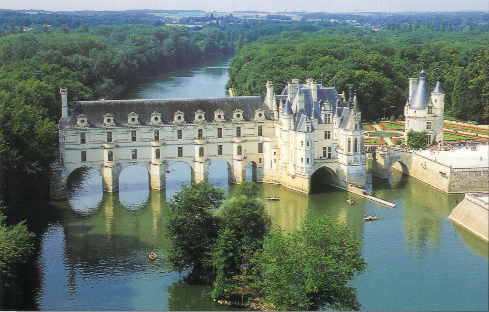 Le Chateau De Chenonceau Une Architecture Du Bord De L Eau Partie 2 A La Decouverte Des Chateaux De La Loire Histoire Architecture Et Jardin