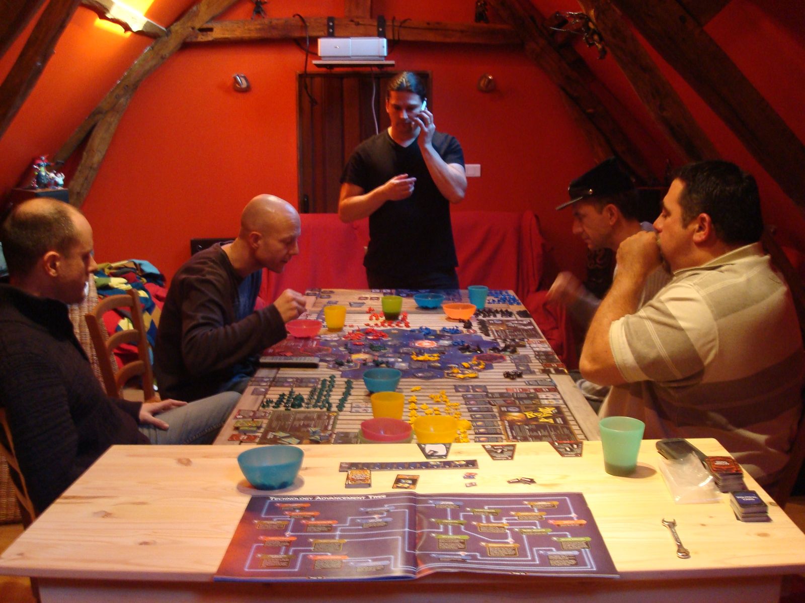 Allo Maman je ne rentre pas ce soir ! Ps:  la casquette n'est en rien de la décoration mais bien pour nous aider à retenir le prochain joueur pour le tour de jeu ...