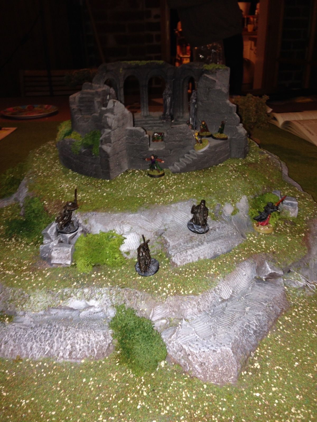 Les Nazguls à l'assaut ...et très vite Gandalf est submergé ( euh la il est mort..), heureusement Aragorn surgit et réussit à les disperser à coup de torche !