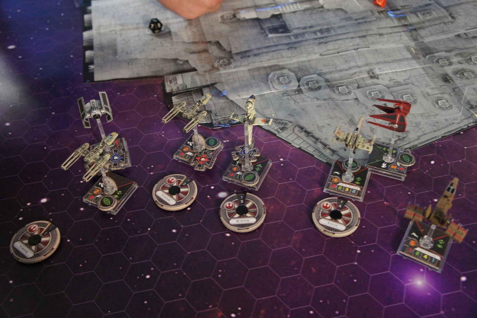 Après avoir détruit le deck principal et les deux  générateurs les rebelles réussirent à sauter dans l'infini et au delà !!!! Menfin sauf Luke qui encore un fois y est resté !