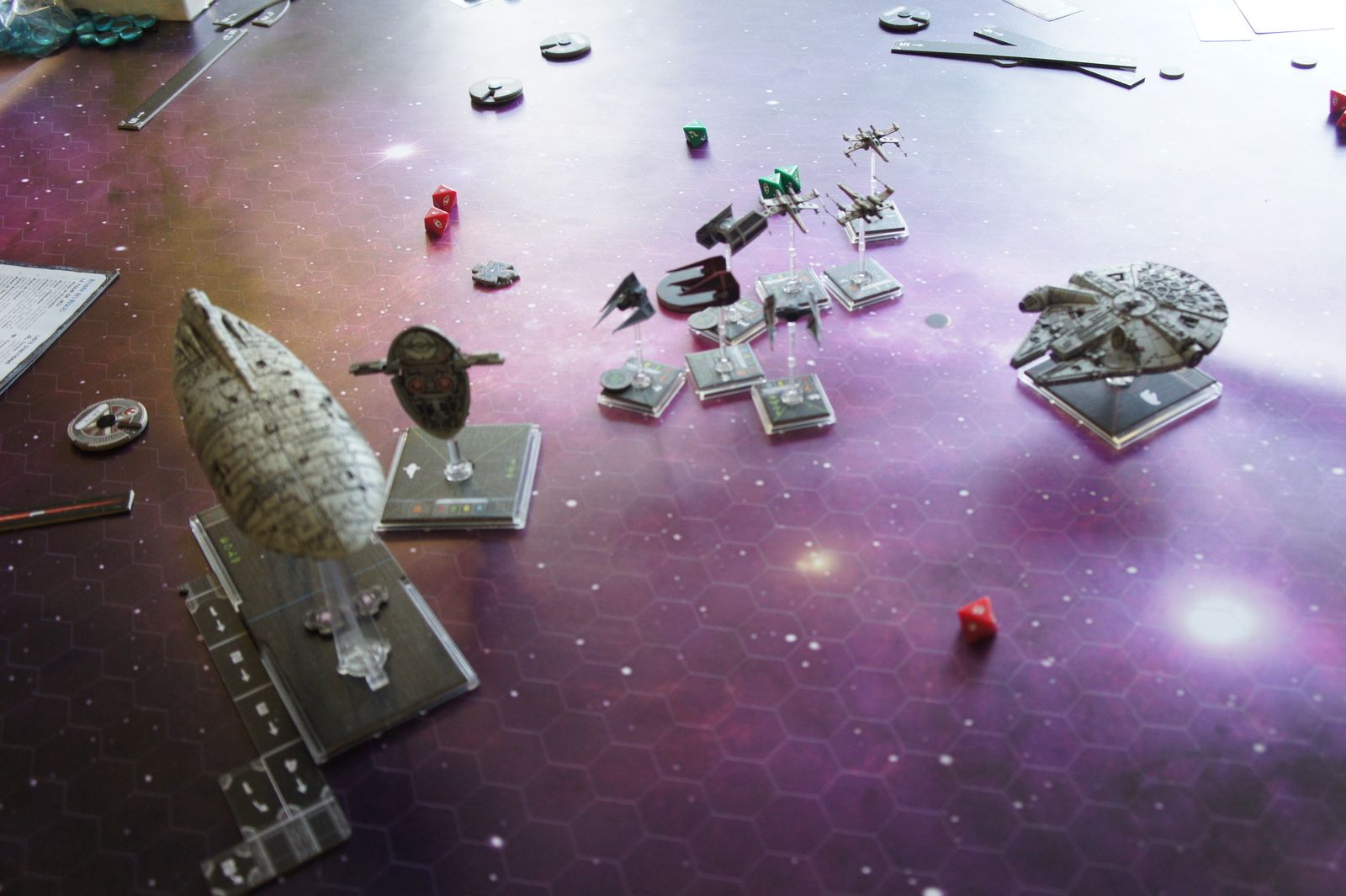 Cela tourne au carnage pour l'empire qui voit ses chasseurs Tie exploser sous les feux croisés de Yann Solo et de Luke  !