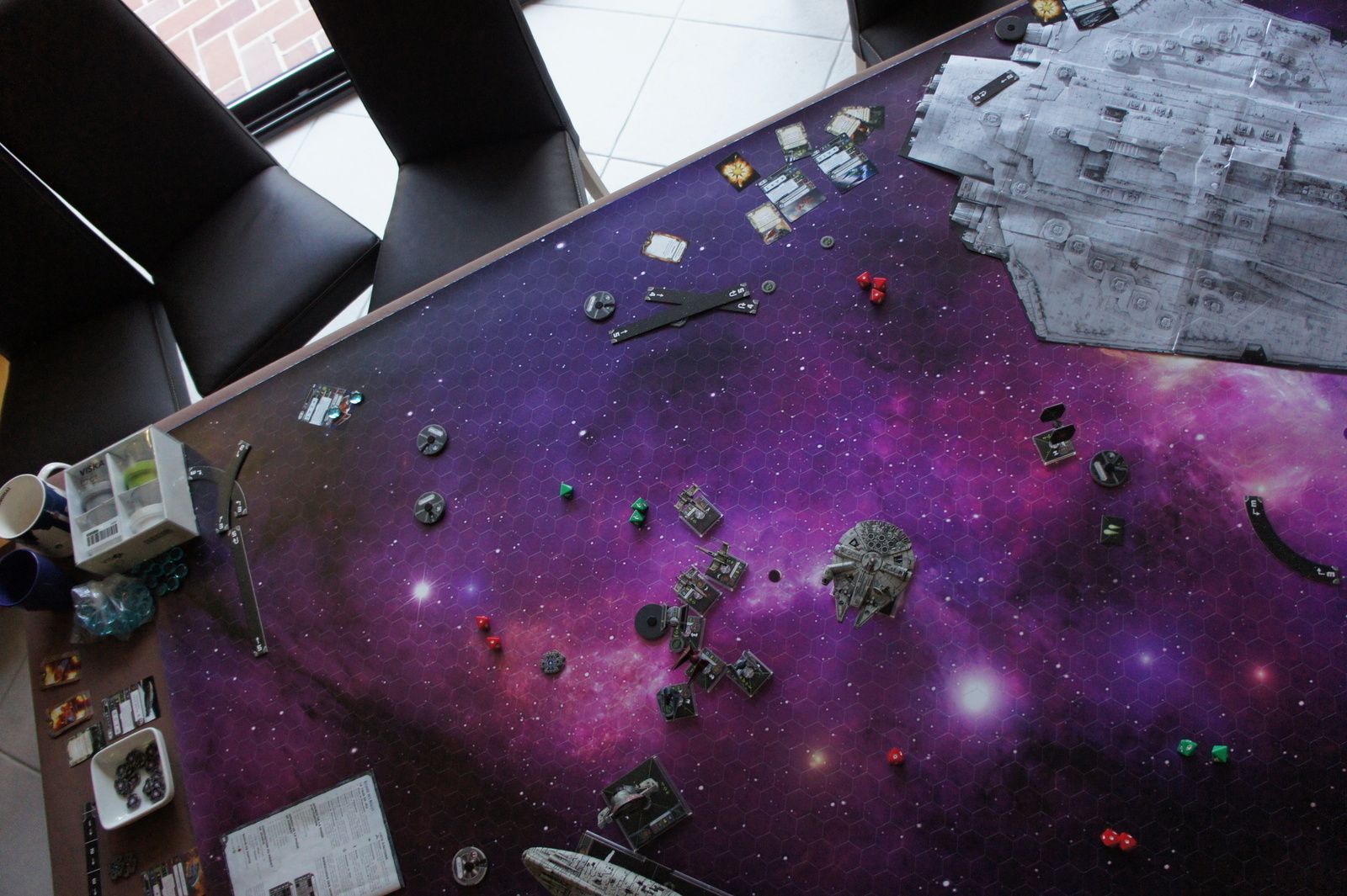 Cela tourne au carnage pour l'empire qui voit ses chasseurs Tie exploser sous les feux croisés de Yann Solo et de Luke  !