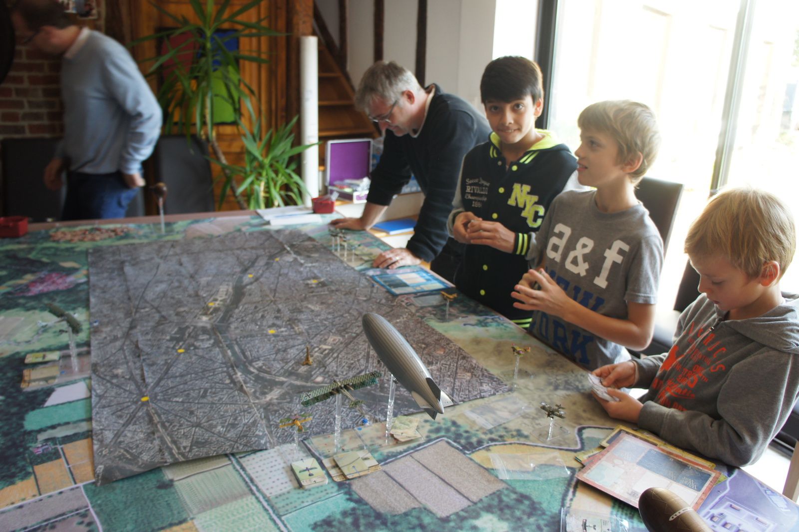 Mise en place ! Les enfants prennent les alliés et les adultes les Allemands ! Avec un positionnement alternée à des distances max de deux réglettes, le contact va vite arriver !