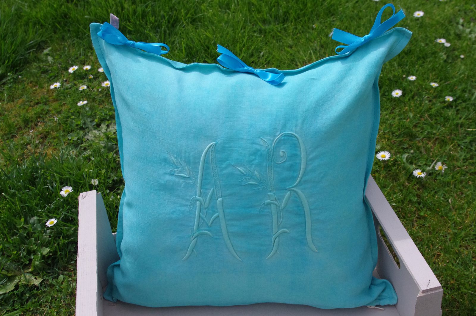 Coussin &quot;broderie&quot; turquoise