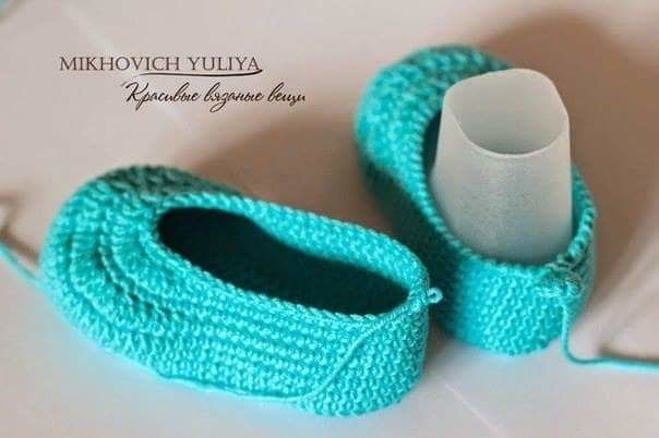 Chaussons en bleu turquoise et ses grilles gratuites !