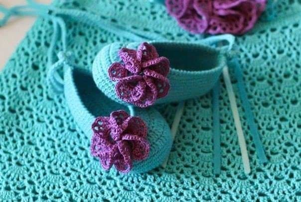 Chaussons en bleu turquoise et ses grilles gratuites !