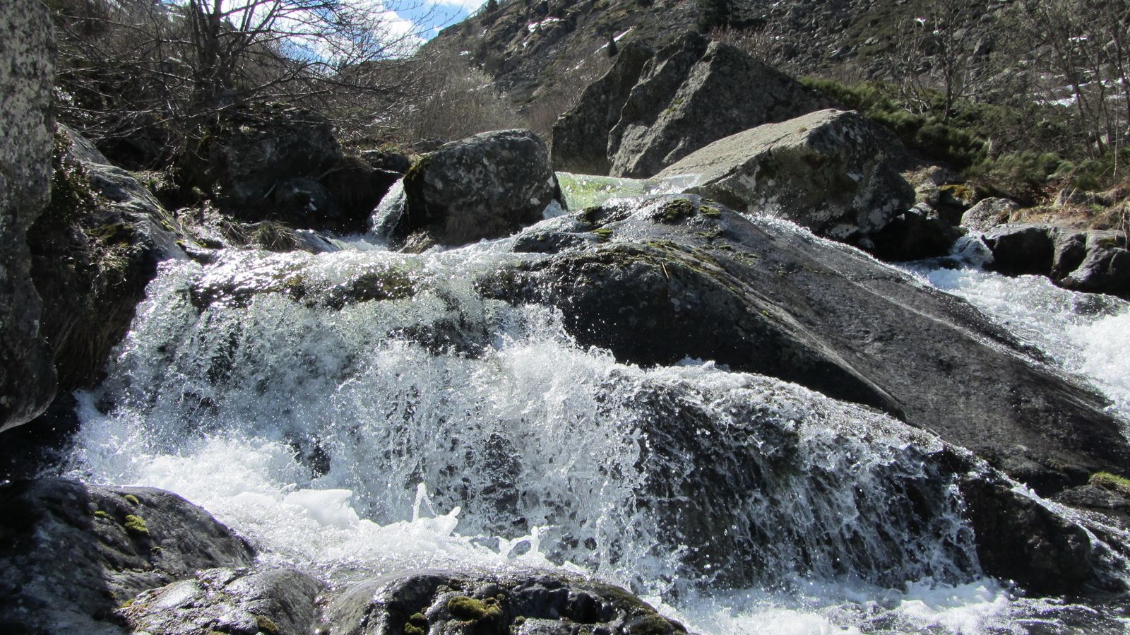 Source Deau Chaude Merens Les Vals Source D'eau Chaude Merens Les Vals - Esam Solidarity