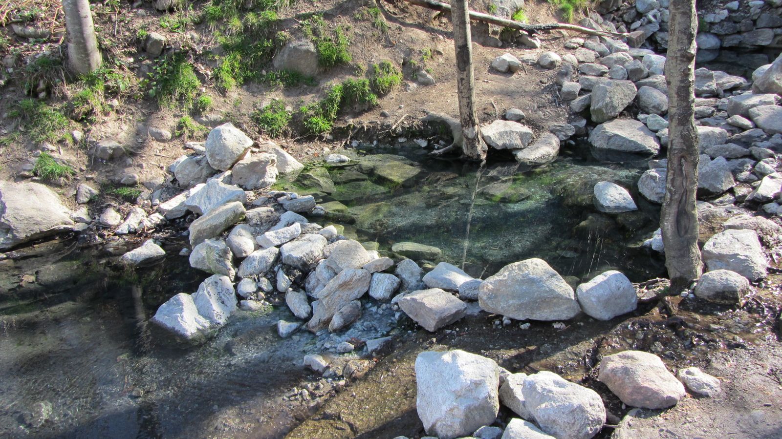 Source Deau Chaude Merens Les Vals Source D'eau Chaude Merens Les Vals - Esam Solidarity