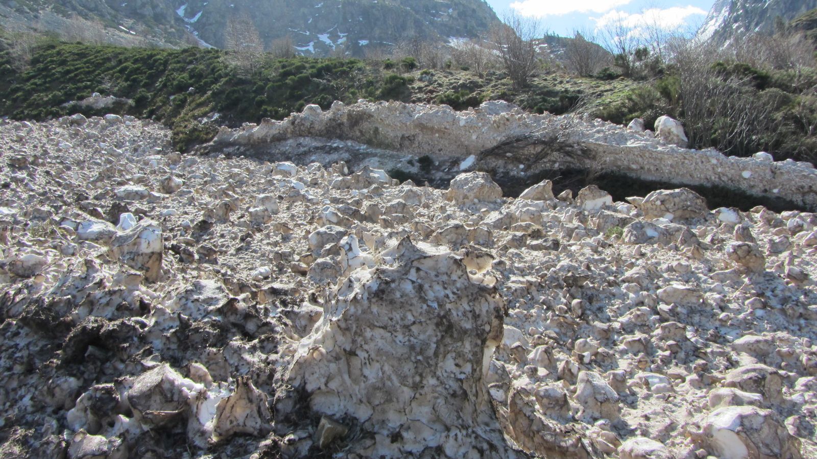Source Deau Chaude Merens Les Vals Source D'eau Chaude Merens Les Vals - Esam Solidarity