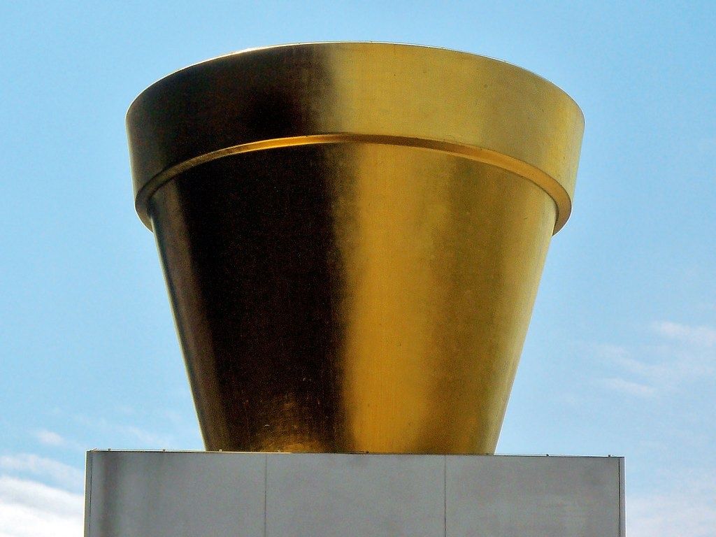 Jean-Pierre RAYNAUD "Pot doré", 1985 / à Beaubourg / dans un parc