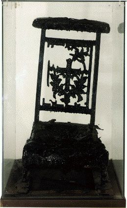 "Black is black", prie-Dieu brûlé et enduit de plastique dans une boite de verre, (1040 x 630 x 630 cm) 1964 