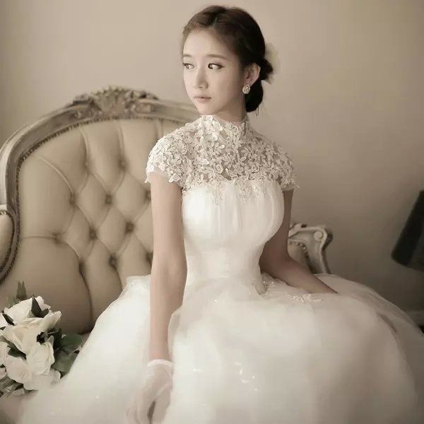 robe de mariée en colure ronde transparente en dentelle Crédit photo : Persun.fr