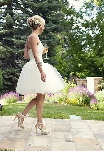 C'est une robe de mariée qui est refait une robe quotidienne