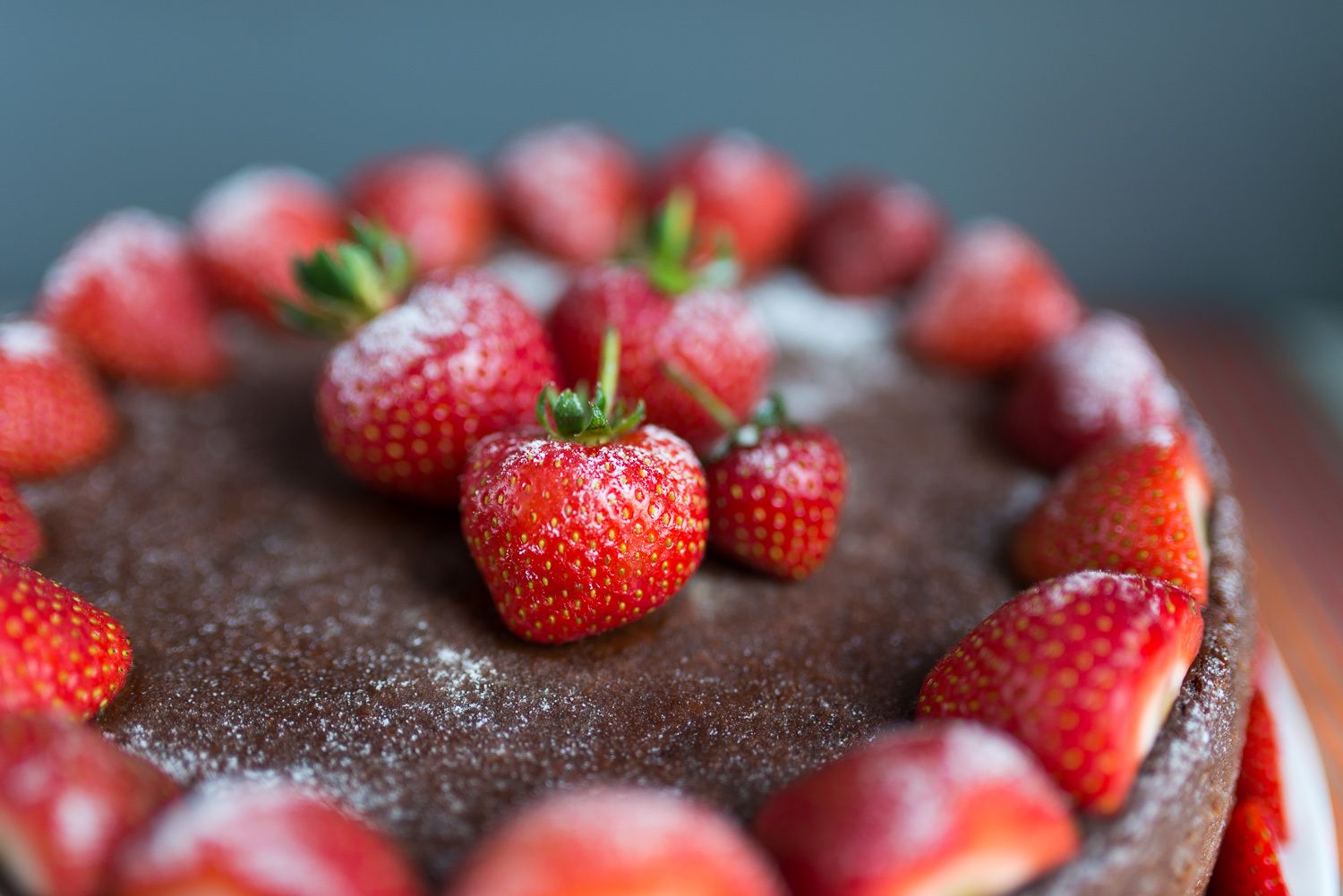 Eggless Double Chocolate Baked Cheesecake with Strawberries mondomulia