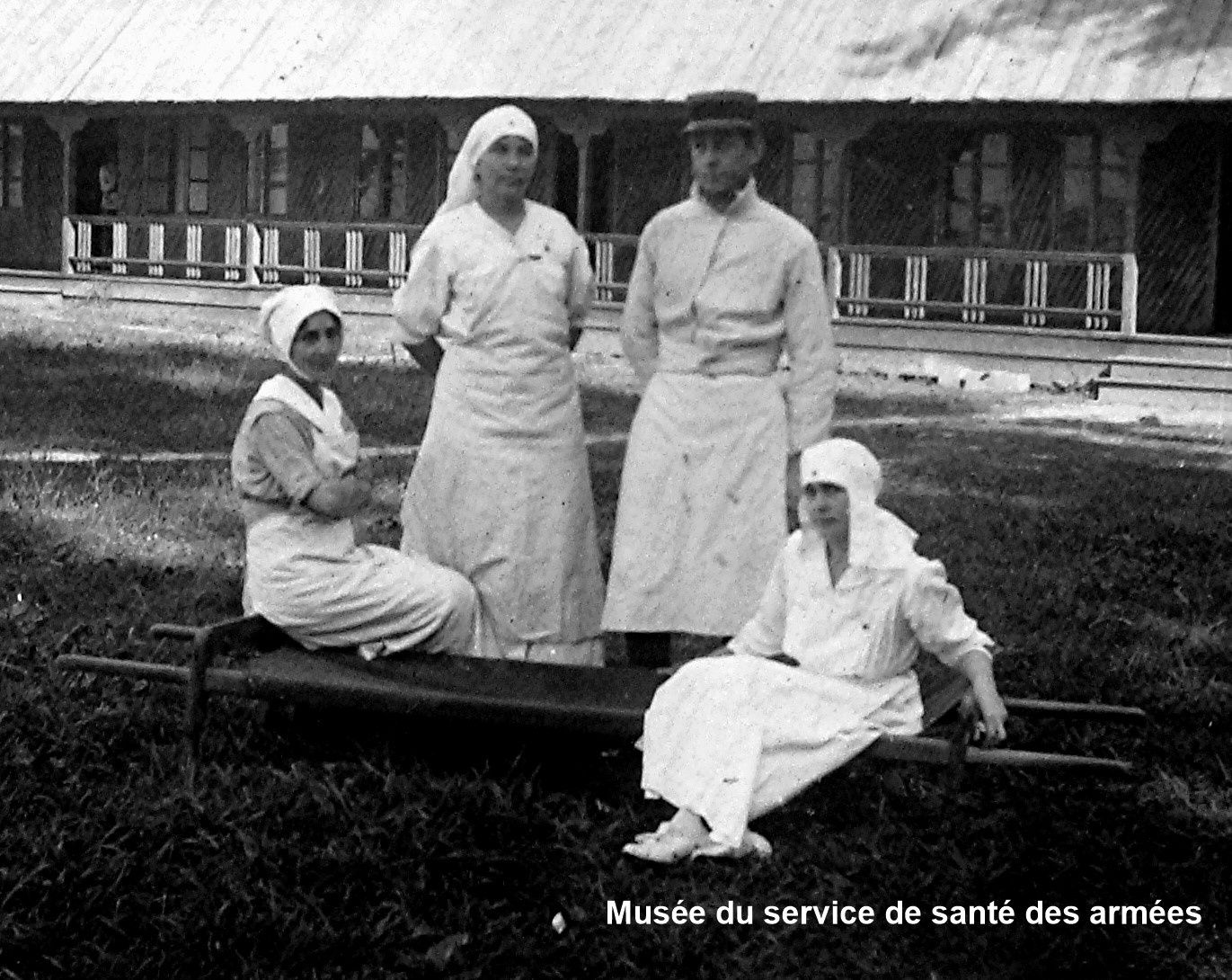 Equipe du docteur Le Lorier à l'hôpital militaire roumain de Cotofenesti, Roumanie (ca. 1917) - Musée du service de santé des armées (détail)