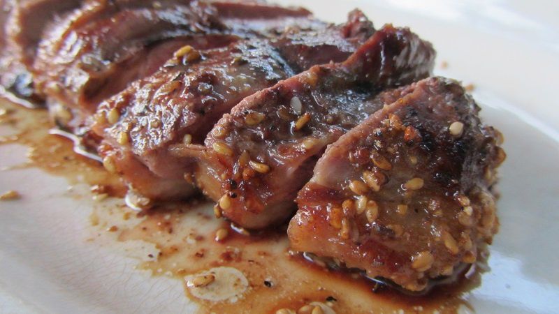 Canard mariné au sésame et cuit au barbecue
