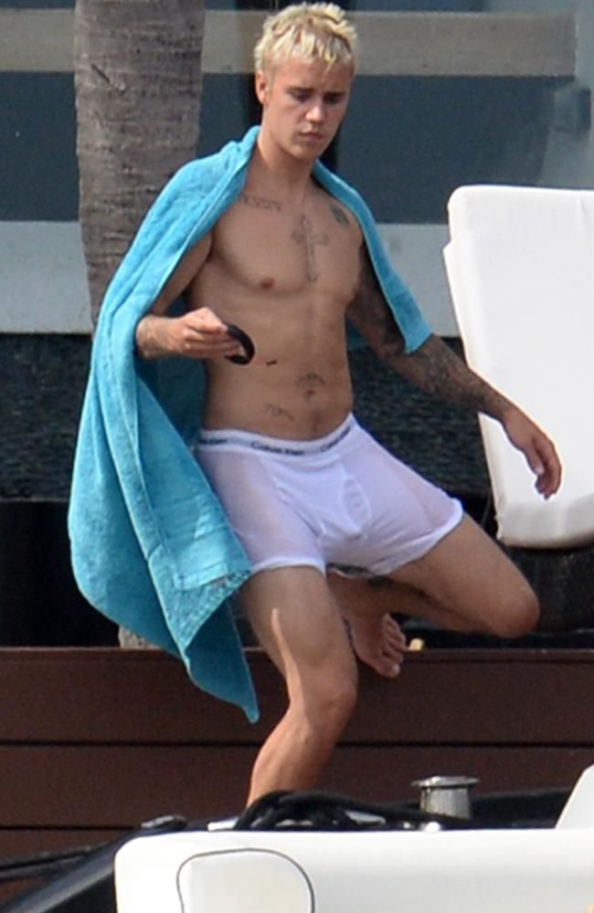 Justin Bieber fait à nouveau parler de ses fesses via ses dessous transparents lors d'une sortie nautique