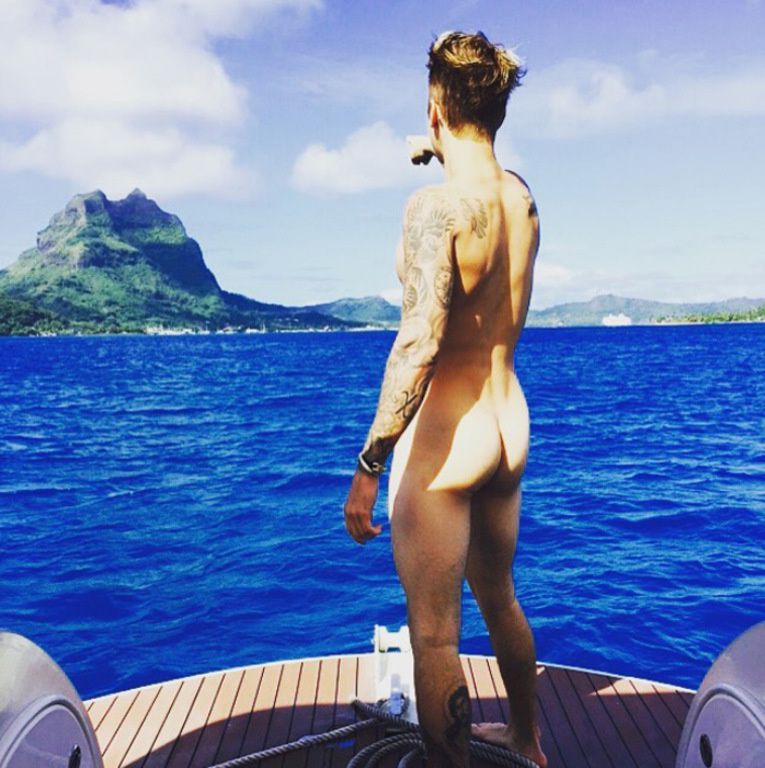 Justin Bieber fait à nouveau parler de ses fesses via ses dessous transparents lors d'une sortie nautique